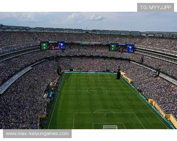 切尔西中场组织有序，比赛节奏掌握在手